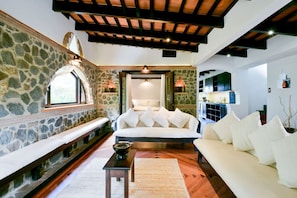 Smart TV, fireplace, stereo - Casa Water Hawk Mayan inspired House Private Estate Avocado Farm (Antigua)
