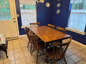 Dining - Cozy 3-bedroom 2 bath house in charming Mena with WiFi and AC (Mena)