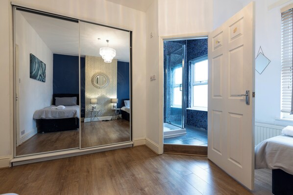 House | 4 bedrooms, iron/ironing board, free WiFi, bed sheets