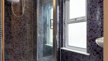 House | Bathroom | Combined shower/tub, deep soaking tub, free toiletries, hair dryer