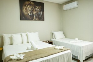 Comfort kamer | Badkamer | Een douche, een haardroger, handdoeken, zeep