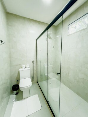 Suite Confort, lanai | Baño | Ducha, secador de pelo, toallas y jabón