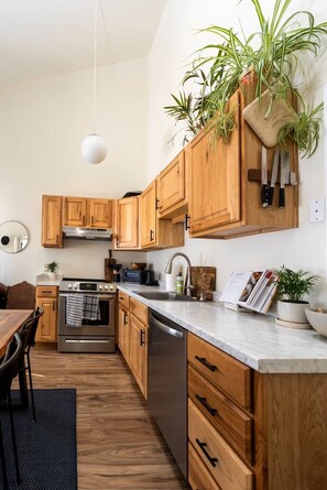 Oven, stovetop, dishwasher - 2-bedroom condo in downtown Jackson (Jackson)