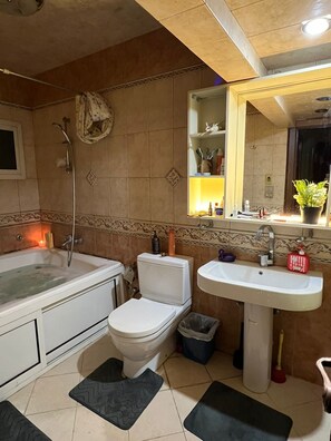 SĂšche-cheveux, bidet, serviettes fournies, savon
