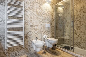 Bruser, hårtørrer, bidet, håndklæder