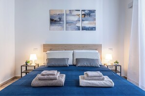 2 Schlafzimmer, Schreibtisch, Bügeleisen/Bügelbrett, Reisekinderbett