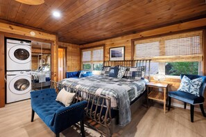 6 Schlafzimmer, Schreibtisch, Bügeleisen/Bügelbrett, Reisekinderbett