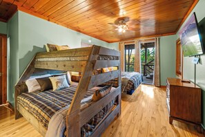 6 Schlafzimmer, Schreibtisch, Bügeleisen/Bügelbrett, Reisekinderbett