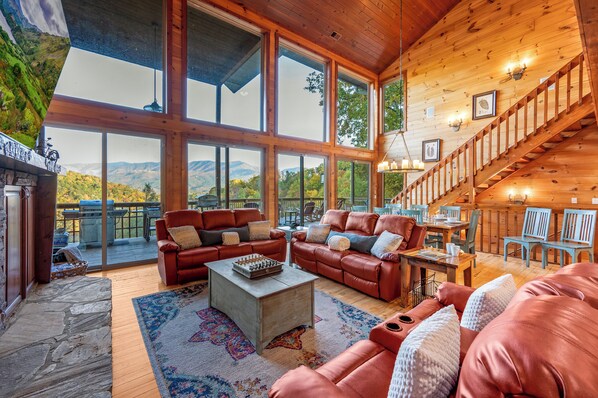 Smart-tv, een open haard, videospelletjes en boeken