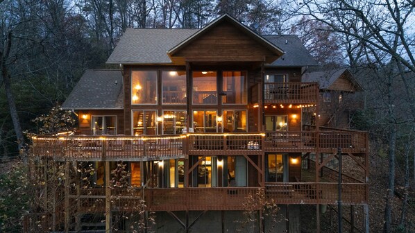 Exterior - EPIC Cabin+Studio on 2+ Acres*2 HotTubs*Sleeps19 (Sevierville)