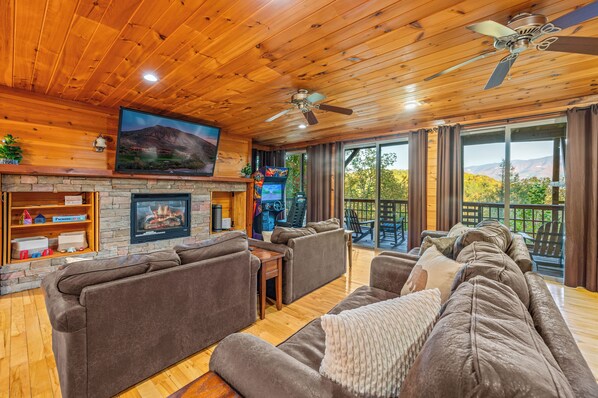 Smart TV, fireplace, video games, books - Cabin+Studio on 2 Private Acres*2 HotTubs*Sleeps19 (Sevierville)