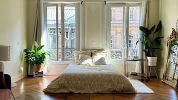 1 habitación, escritorio, tabla de planchar con plancha y wifi