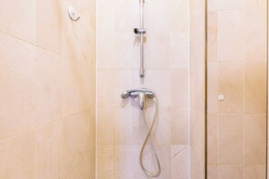 Sèche-cheveux, serviettes fournies, savon, shampoing