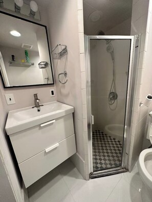 Douche, sĂšche-cheveux, serviettes fournies, savon