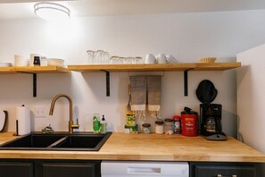 Microwave, oven, stovetop, dishwasher - "Morning View 2" Cozy Modern Stay - College/Hiking (Berea)