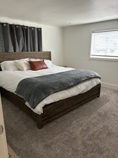 Charming 3-bedroom house with WiFi, AC , TESLA Charger in tranquil Lincoln City