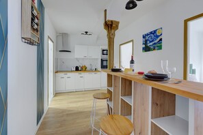 Kjøleskap, mikrobølgeovn, kaffetrakter/tekoker og brødrister