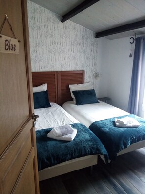 3 bedrooms, desk, iron/ironing board, travel crib