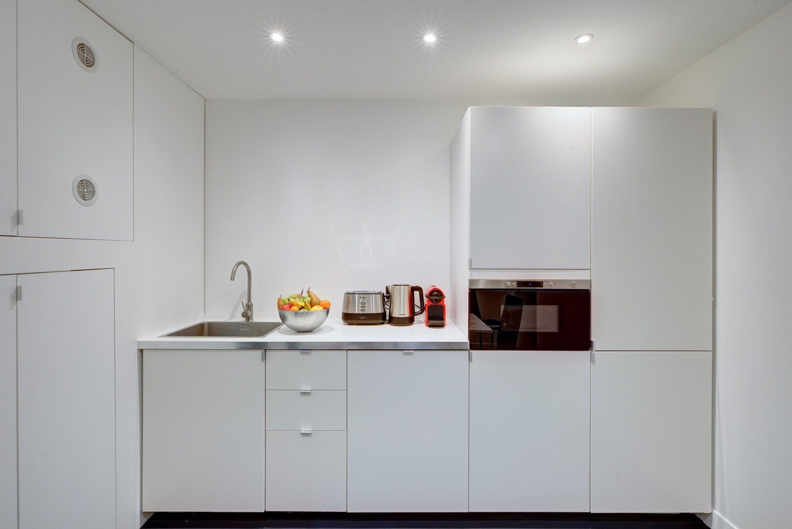 Refrigerador, microondas, lavavajillas y cafetera y tetera 