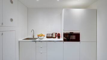Refrigerador, microondas, lavavajillas y cafetera y tetera