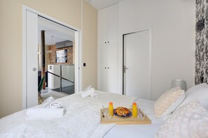 3 bedrooms, iron/ironing board, internet, bed sheets