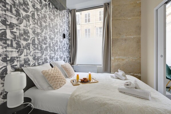 3 bedrooms, iron/ironing board, internet, bed sheets