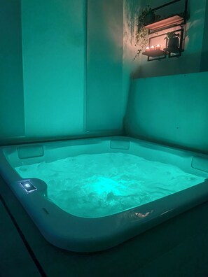Interior - 50 m² house with indoor jacuzzi. (Joucas)