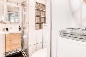 Dusche, Haartrockner, Handtücher, Seife