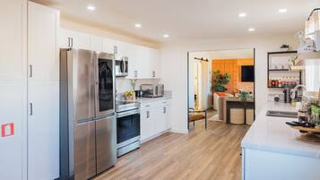 Refrigerador, microondas, horno y parrilla de estufa