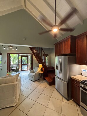 Smart TV, books - Sol Cottage Villa 2 BR, 1 BA, pool, lush landscaping, AC in fabulous Fish Bay (Cruz Bay)