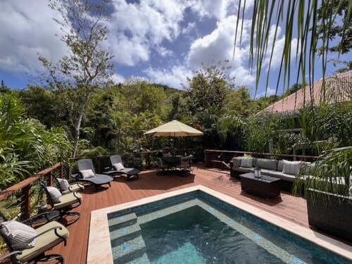 Sol Cottage Villa 2 BR, 1 BA, pool, lush landscaping, AC in fabulous Fish Bay