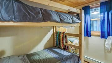 2 bedrooms, travel crib, free WiFi, bed sheets