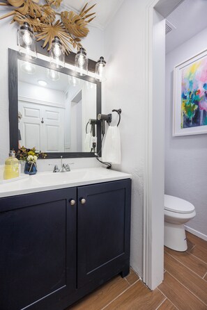 Doccia, asciugacapelli, asciugamani, sapone