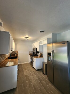 Fridge, microwave, oven, stovetop - 6 Beds, 3-bedroom House in Odessa close to shopping and minutes from I20 (Odessa)