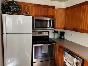 Mikrobølgeovn, ovn, kokeplater og oppvaskmaskin