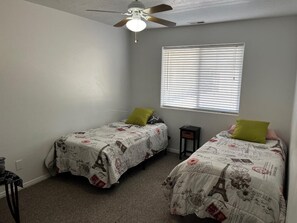 3 habitaciones, tabla de planchar con plancha y cuna de viaje