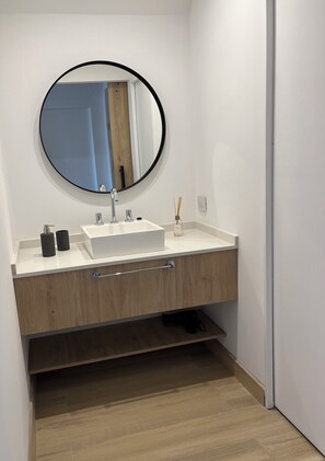 Shower, hair dryer, bidet, towels