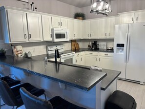 Mikrobølgeovn, ovn, kokeplater og oppvaskmaskin