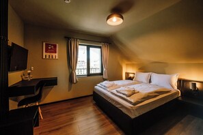 Dobbeltrom – basic | Skrivebord, skrivebord for bærbar PC og wi-fi (inkludert)