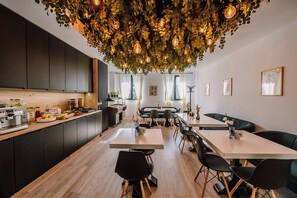 Sarapan prasmanan setiap hari (RON 30 per orang)