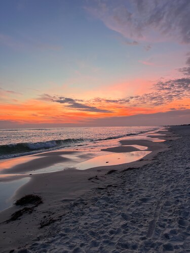 Walk to beach, restaurants, & shopping. Charming, pet-friendly 3BR bungalow. 