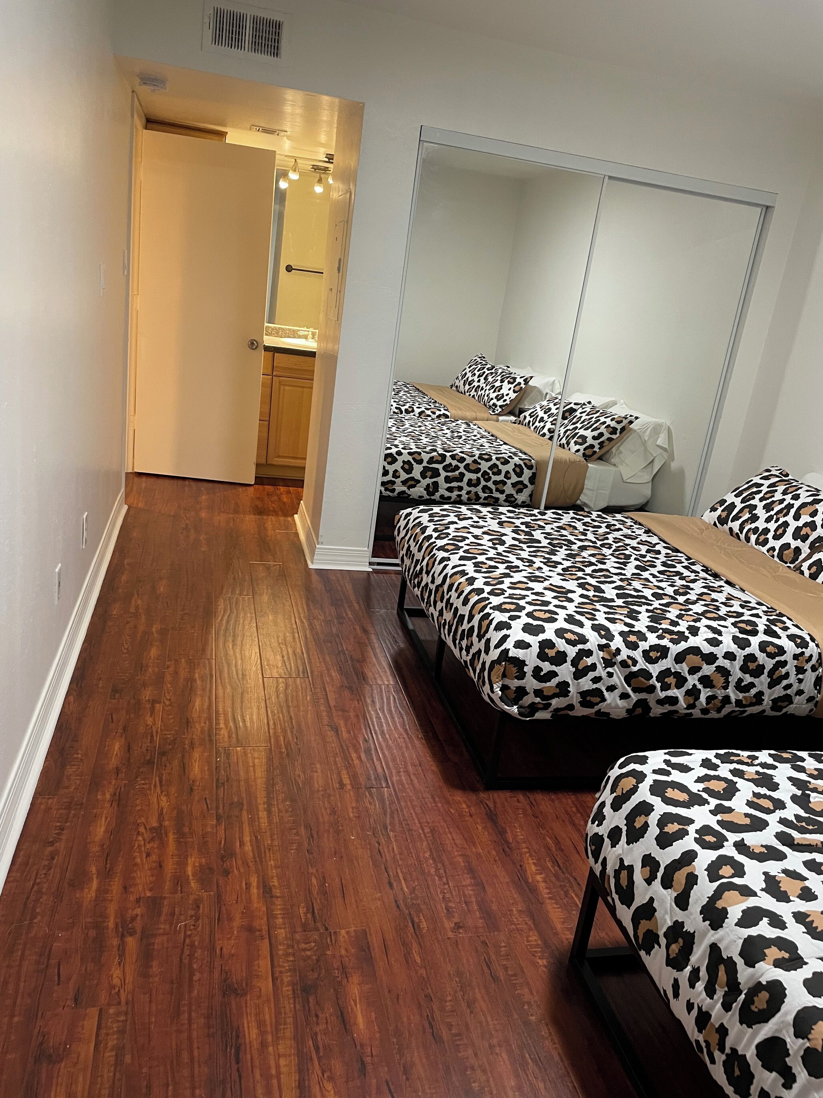 2 quartos, ferros/tábuas de passar roupa, Wi-Fi de cortesia