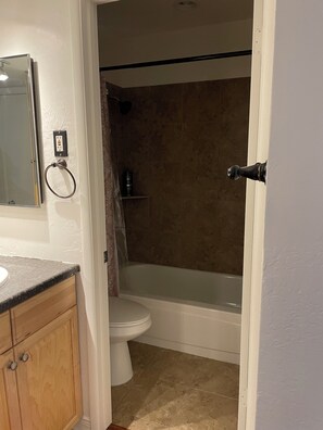 Hair dryer, towels, soap, shampoo - Lovely 2-bedroom condo in Phoenix with WiFi and AC (Phoenix)