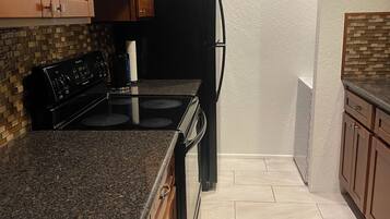 雪櫃、微波爐、焗爐、爐具