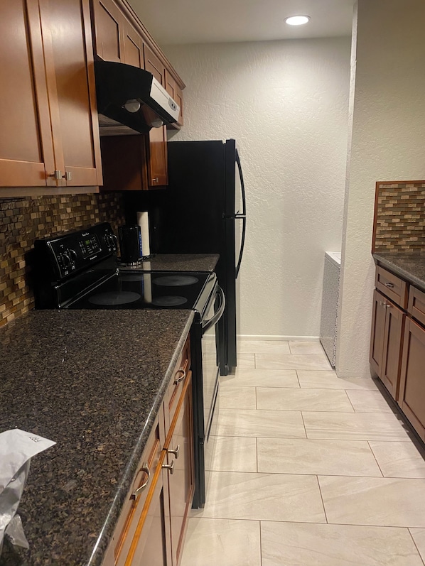 Fridge, microwave, oven, stovetop - Lovely 2-bedroom condo in Phoenix with WiFi and AC (Phoenix)