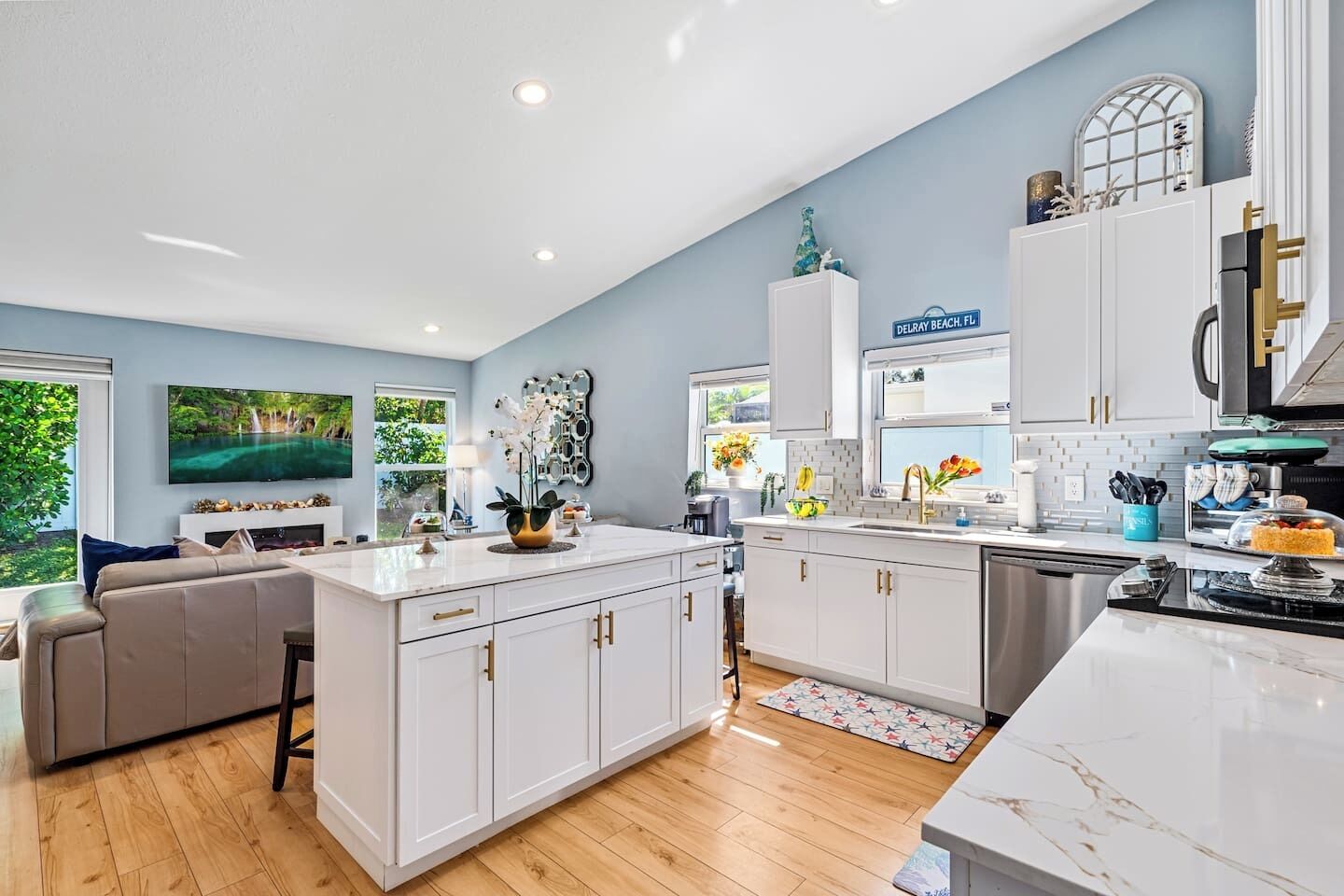 Réfrigérateur, micro-ondes, plaque de cuisson, lave-vaisselle