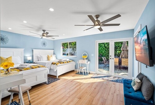 Stylish Tropical Heated Pool Home, Large Deck, Pool Table, Pac-Man, Games