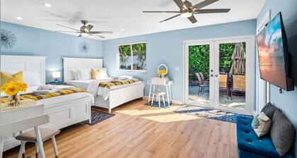 Stylish Tropical Heated Pool Home, Large Deck, Pool Table, Pac-Man, Games