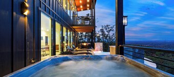 Infinity Pool, Hot Tub, Game Room, Panoramic Views Whiskey Ridge by Avantstay