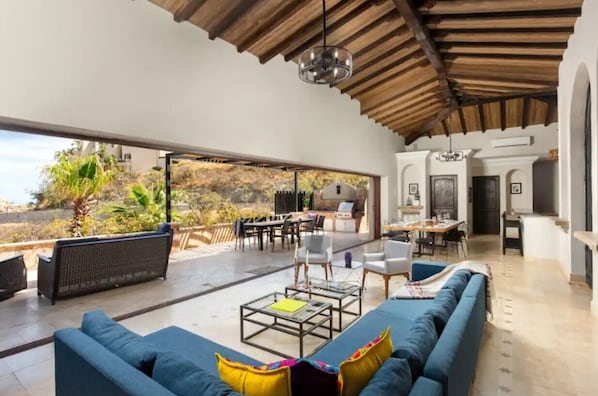 TV - 6BD Villa with Ocean Views in Cabo (Cabo San Lucas)
